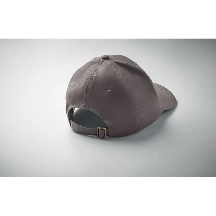 Sapca de baseball din bumbac taupe cu 6 panouri si catarama aurie reglabila din material textil vazuta din spate
