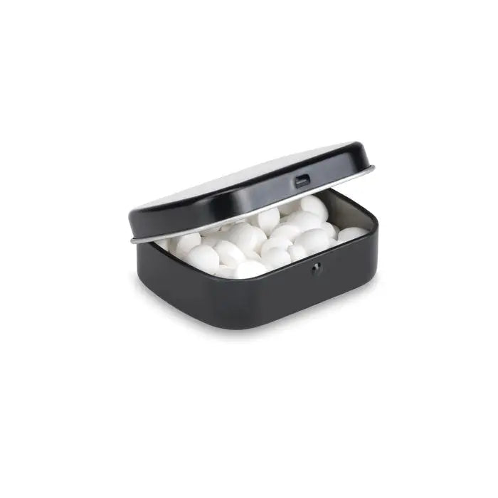 Cutie metalica dreptunghiulara neagra pentru menta cu capac articulat continand bomboane albe argint usor de tabla cu menta