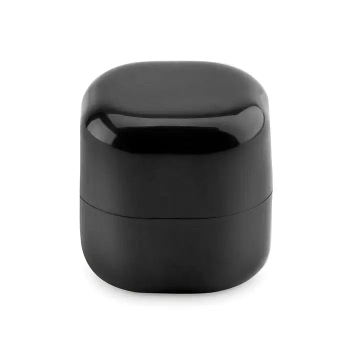 Balsam de buze in cutie cub neagra lucioasa, compacta, dreptunghiulara, cu finisaj neted si margine subtire separatoare