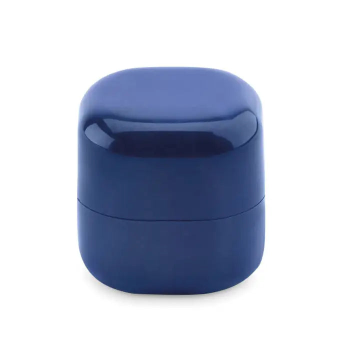 Un recipient cilindric navy blue lucios pentru balsam de buze cu capac rotunjit si finisaj neted