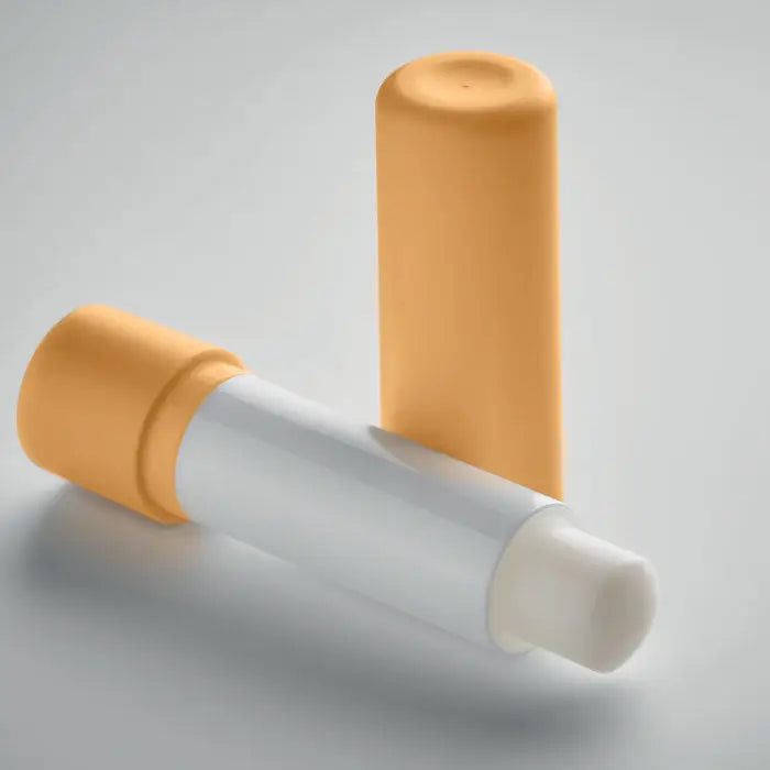 Balsam de buze vegan cu capac portocaliu din abs reciclat, prezentat cu stickul si capacul asezat vertical
