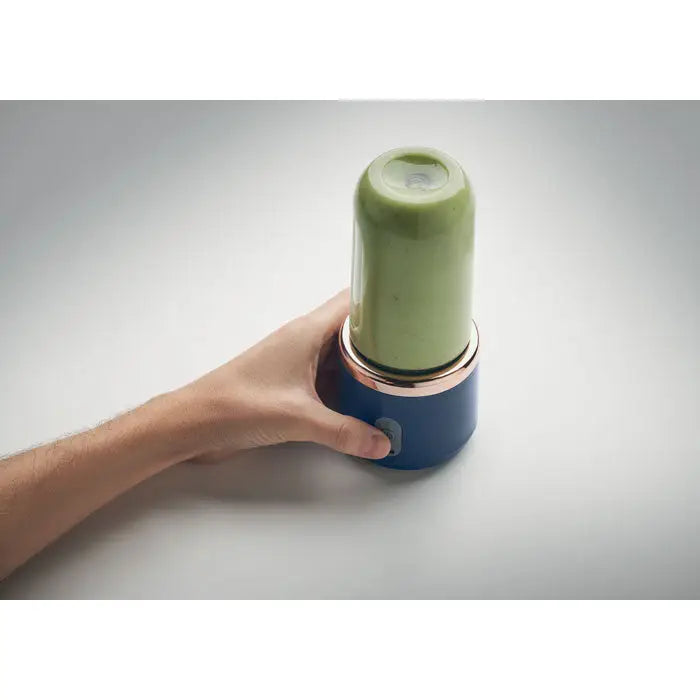 Blender portabil albastru si roz auriu cu smoothie verde in interior pentru bauturi rapide si usoare