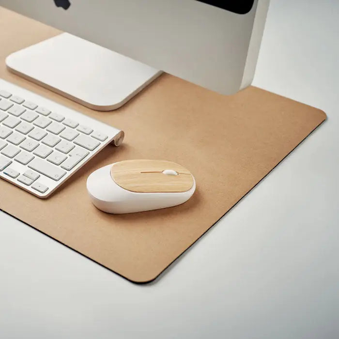 Bloc de birou mare din hartie reciclata cu mouse wireless alb cu panou superior din lemn natural minimalist