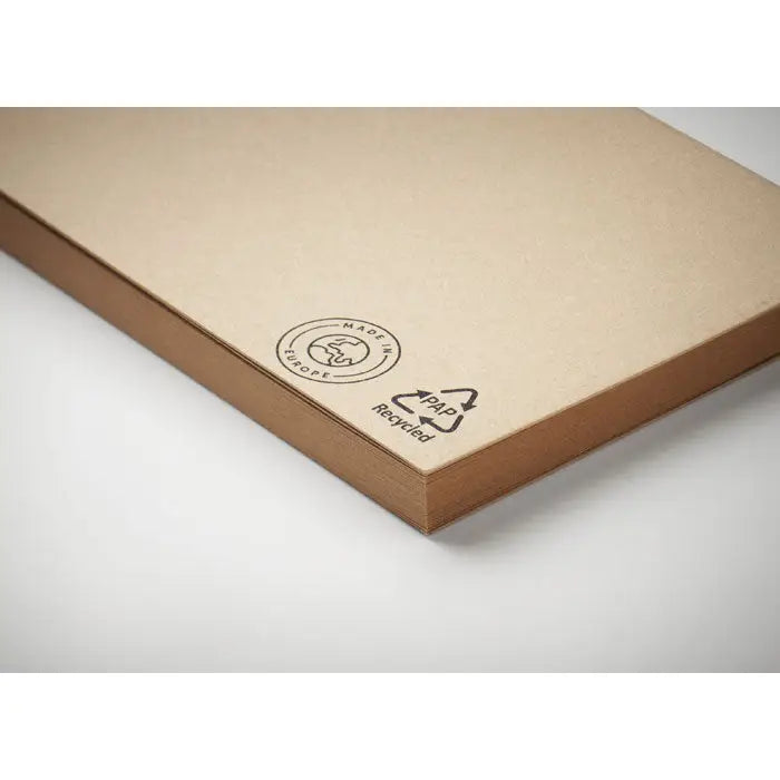 Bloc de note din hartie reciclata in cutie bej din carton reciclat cu logo made in europe si reciclat in colt