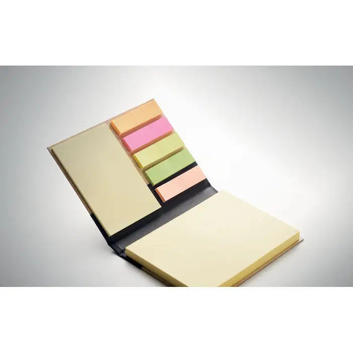 Bloc de note lipicioase din bambus cu coperta neagra, notes bej si bande adezive colorate aranjate in linie