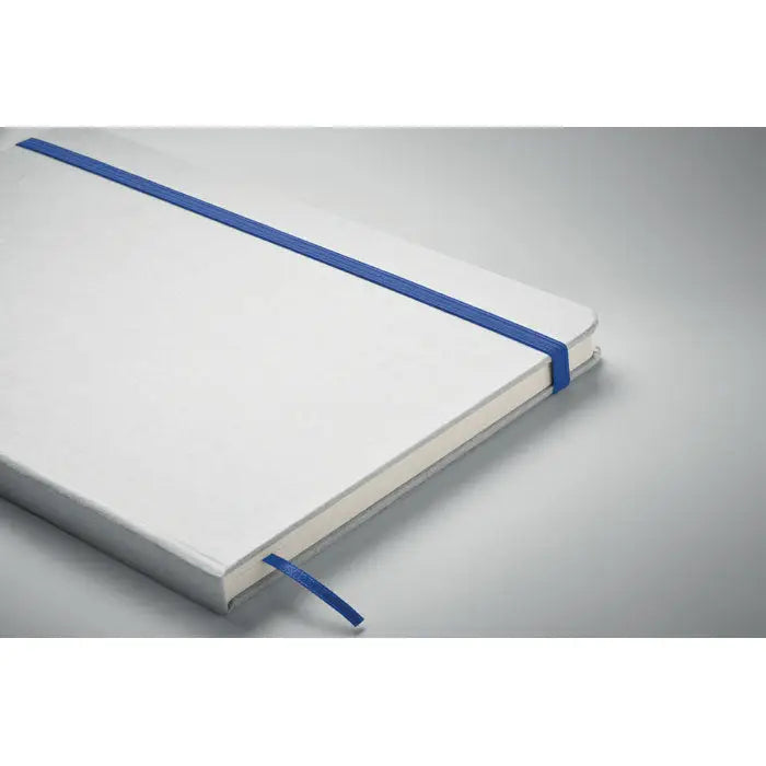 Caiet a5 cu coperta hardcover alba, elastic albastru si semn de carte asortat pentru notite elegante