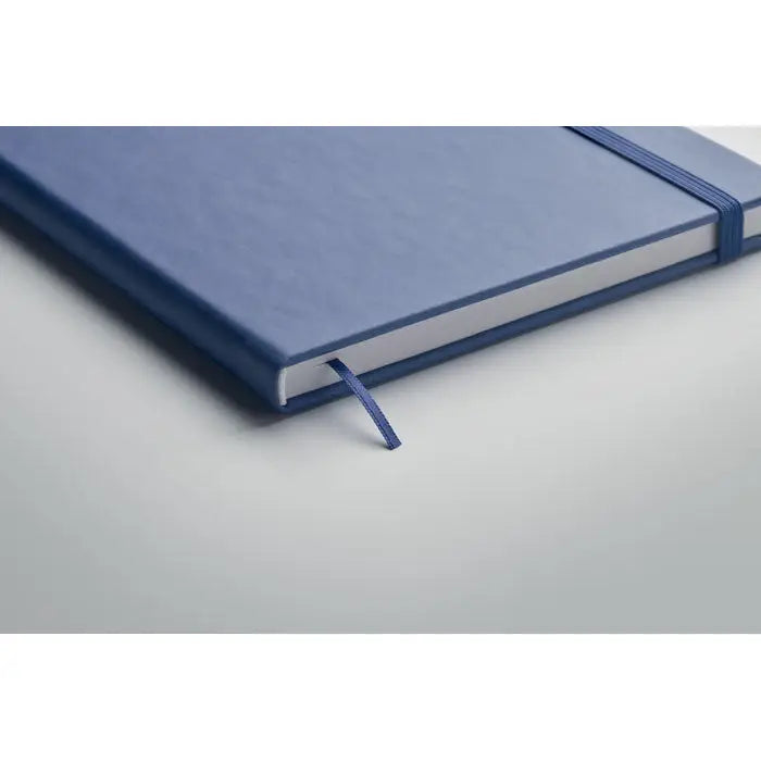 Caiet a5 albastru cu pagini reciclate, coperta texturata, elastic si semn de carte integrat
