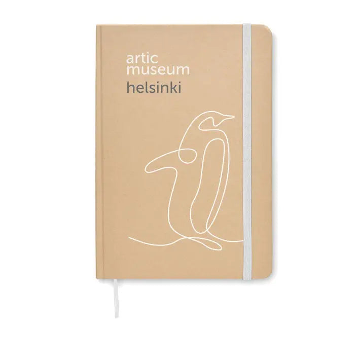 Caiet a5 din carton reciclat bej cu desen alb minimalist pinguin si text artic museum helsinki gri pe coperta hardcover