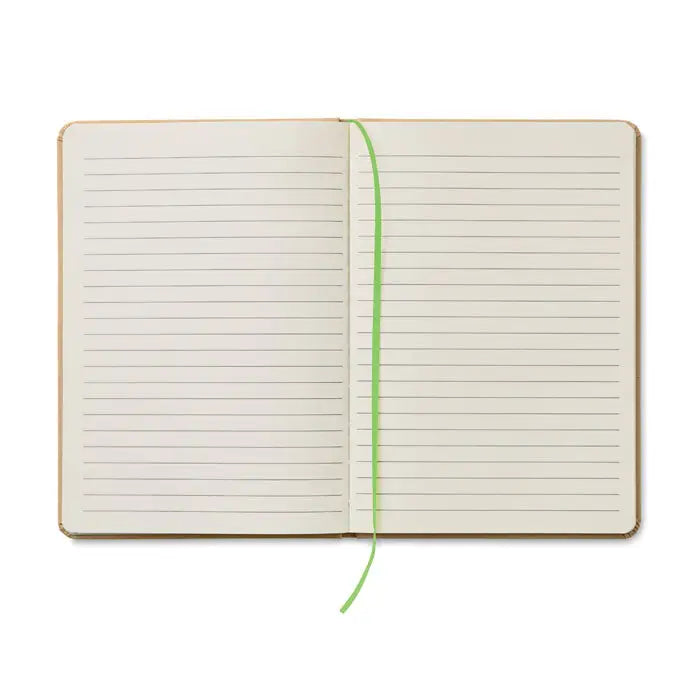 Caiet a5 reciclat cu pagini bej liniate și marcator verde pentru notițe eco-friendly și organizare eficientă