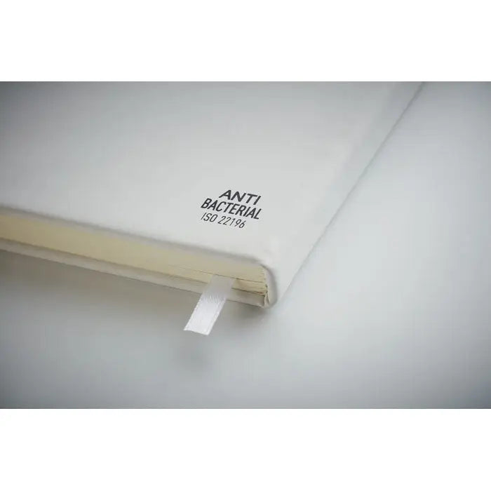 Caiet antibacterian a5 cu coperta alba din piele imprimata cu antibacterian iso 22196 si semn de carte alba