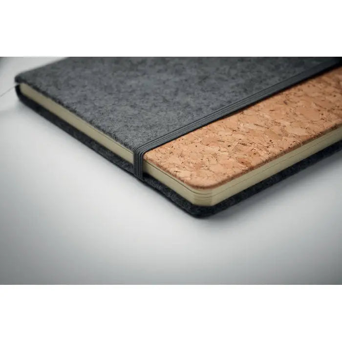 Caiet de pluta a5 rpet cu coperta gri inchis din fetru, spine natural de plută și elastic negru