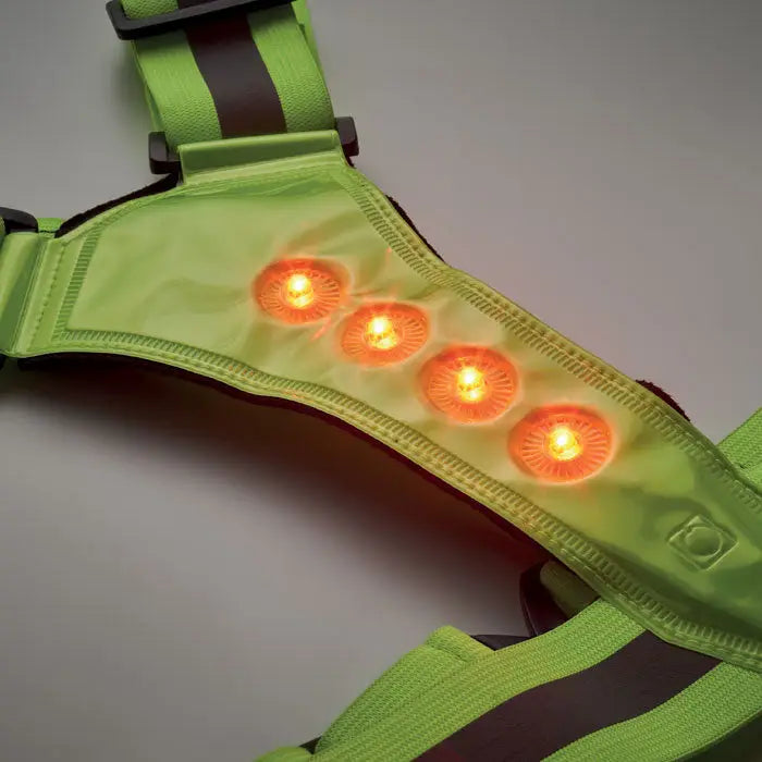 Centura de corp reflectorizanta verde lime cu cinci leduri portocalii in sir pentru vizibilitate sporita