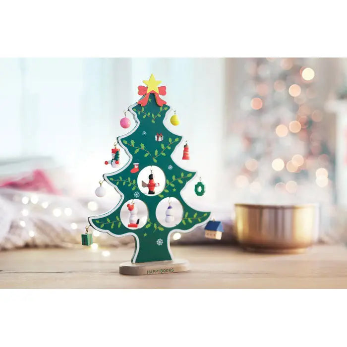Decorat din lemn pentru brad de Craciun verde cu ornamente colorate mici si funda rosie sus
