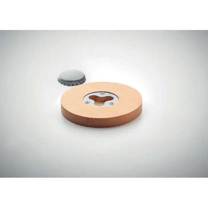 Deschidetor de sticle circular din lemn cu insertie metalica argintie si patru suruburi, design minimalist