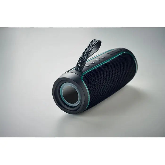 Difuzor wireless negru si teal cu corp texturat din material textil, maner de transport si difuzor circular ipx4