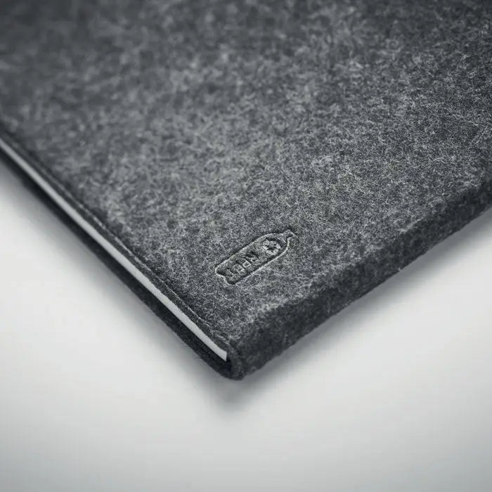 Dosar de conferinta a4 din rpET cu coperta din fetru gri inchis texturat si logo embosat