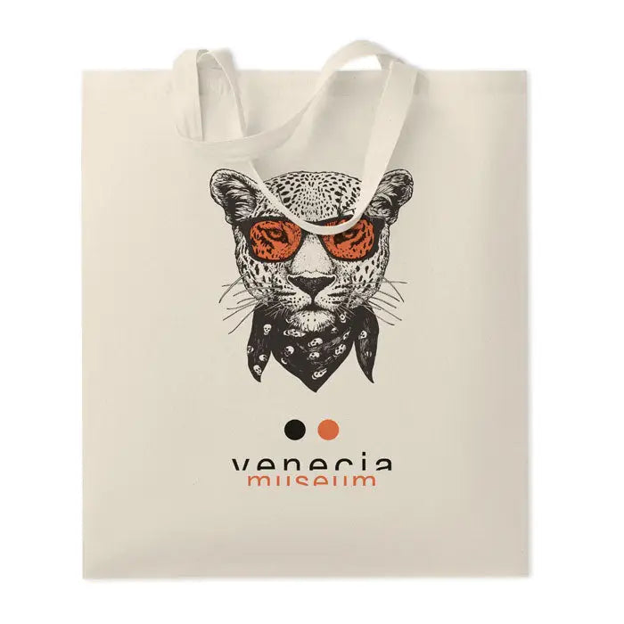 Geanta de cumparaturi din bumbac crem cu imprimeu leopard stilizat purtand ochelari portocalii si bandana neagra la venezia museum