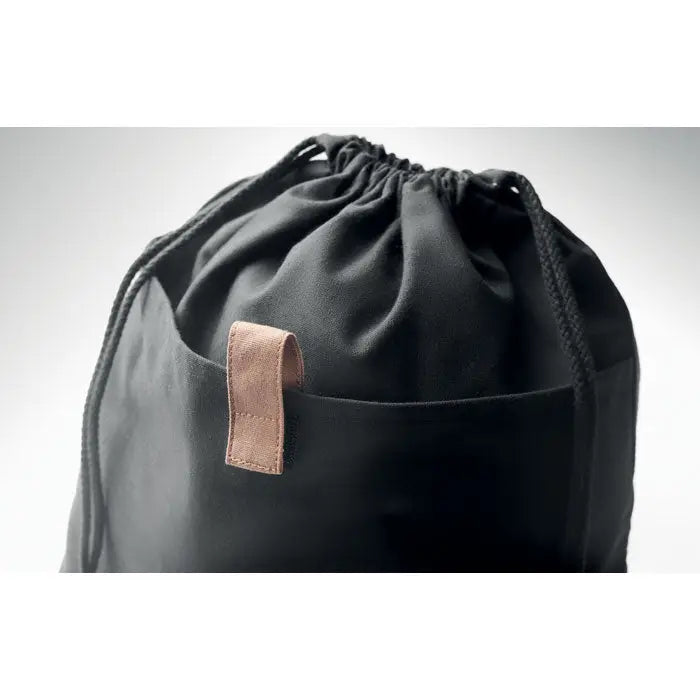 Geanta din bumbac reciclat neagra cu snur si bara de piele maro pe buzunarul frontal