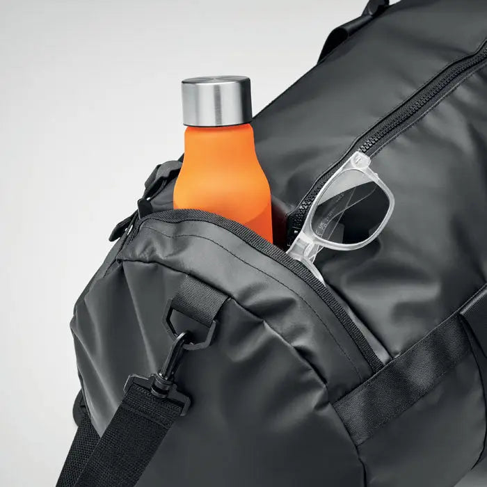 Geanta sport din prelata 50C cu sticla de apa portocalie si capac argintiu in geanta neagra