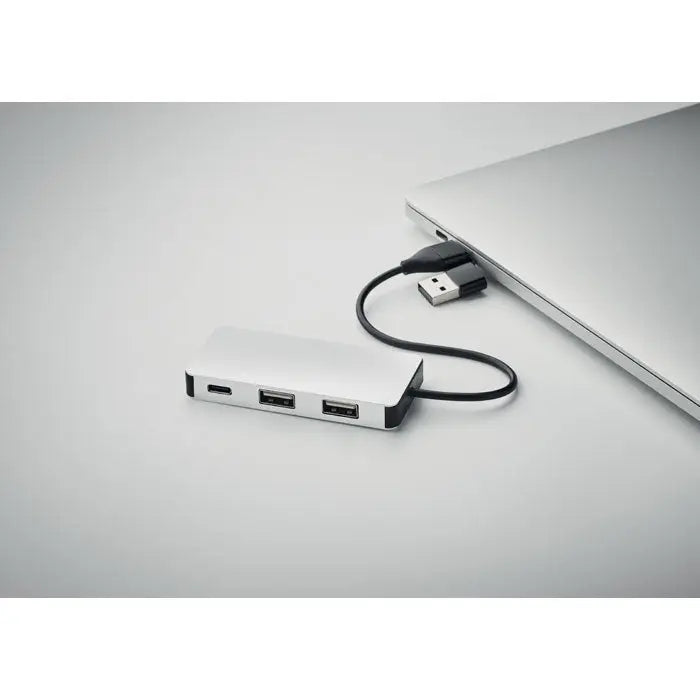 Hub usb cu 3 porturi argintiu cu cablu negru de 20 cm conectat la laptop