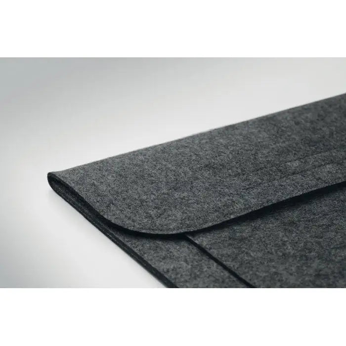 Husa pentru laptop felt de 15 inchi gri închis cu suprafață texturată subtilă și margine curată pliată