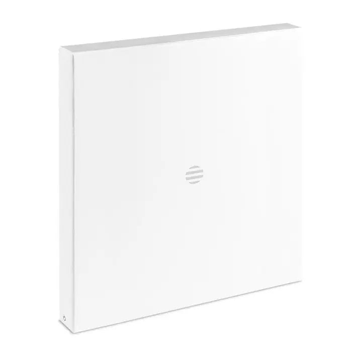 Încărcător pentru covoraș de plută 15w alb dreptunghiular cu design minimalist și logo circular subtil pe față