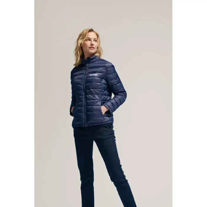 Jacheta wilson femeie bleumarin matlasata din puf cu guler inalt si fermoar frontal cu logo northface pe piept