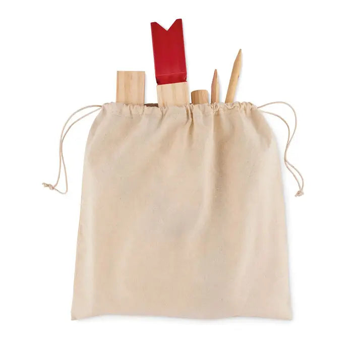 Beige canvas drawstring bag containing wooden garden tools with red plastic handle for joc de aruncare din lemn de pin