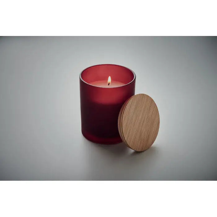 Lumanare de ceara pe baza de plante rosie aprinsa cu capac din lemn alaturi de ea, 280 gr