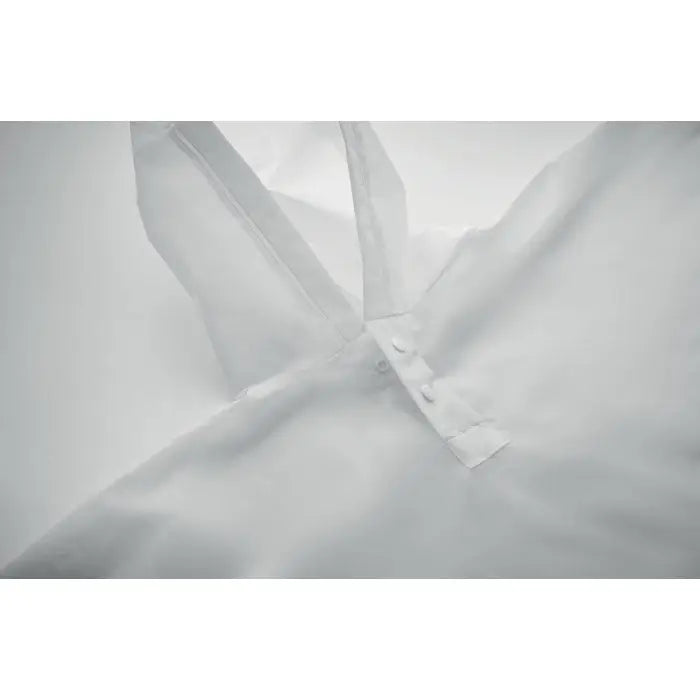 Manta de ploaie peva pentru copii cu gluga si camasa alba simpla cu tesatura neteda si design minimalist