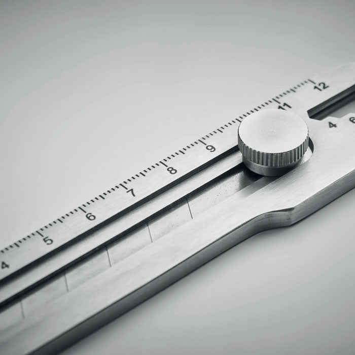 Cutit retractabil cu instrumente multiple