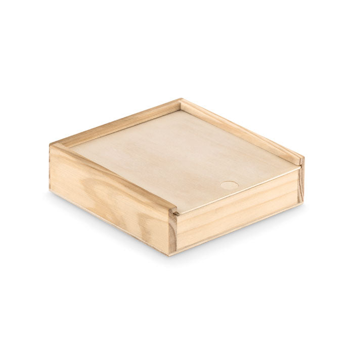 Carti si zaruri in cutie