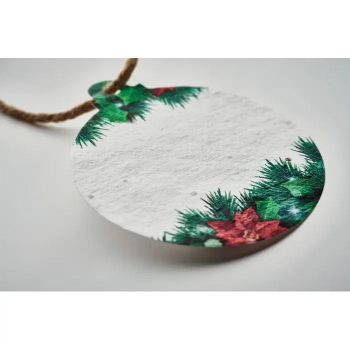 Ornament de craciun din hartie cu seminte alb rotund cu design festiv de brad verde si floare rosie cu sfoara naturala