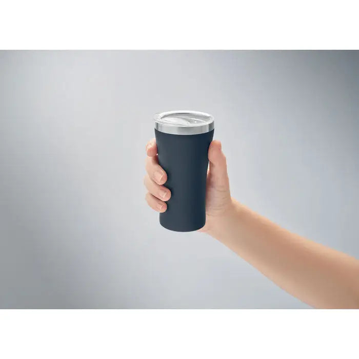 Pahar cu perete dublu 160 ml albastru închis izolat cu capac argintiu elegant ținut în mână