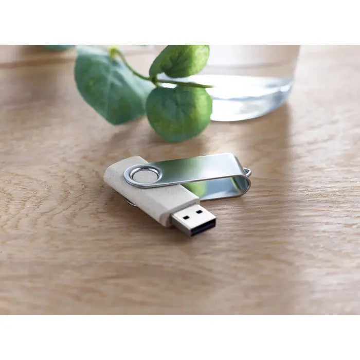Un flash usb paie de grau pp 50 50 cu 16gb alb mat si capac metalic argintiu lustruit