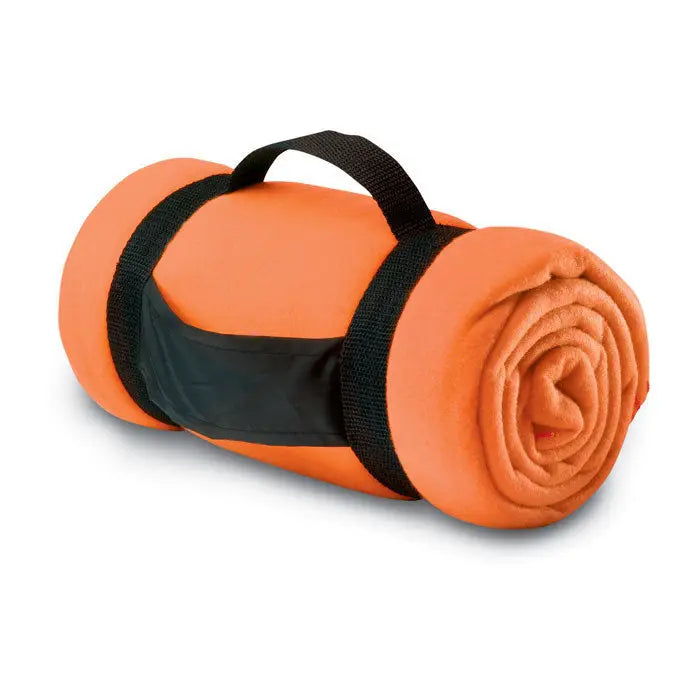 Pătură din lână portocalie fleece rulată cu curele negre și mânere pentru transport facil