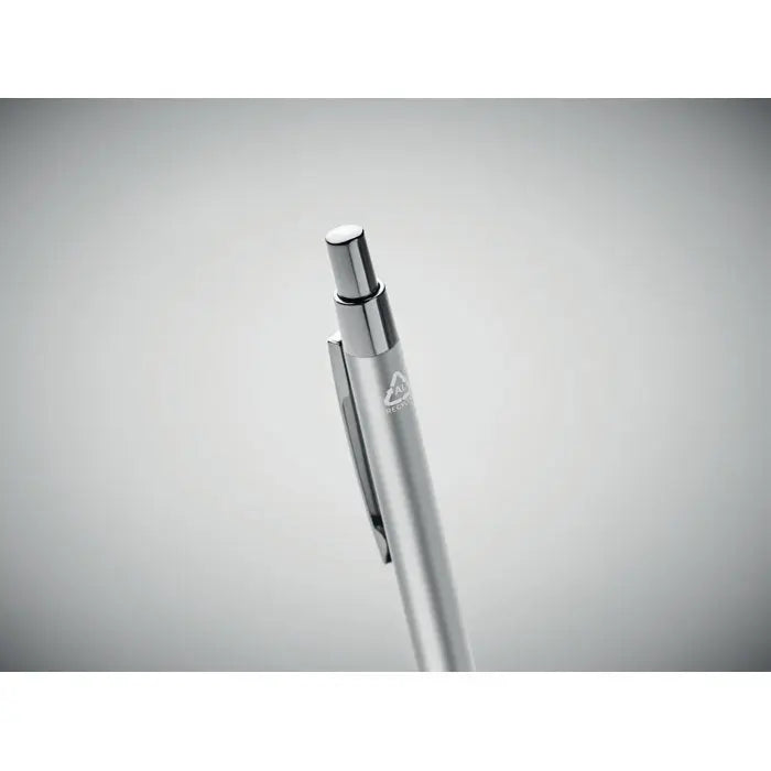 Pix din aluminiu reciclat argintiu metalic cu design minimalist si logo triunghiular subtil langa clips