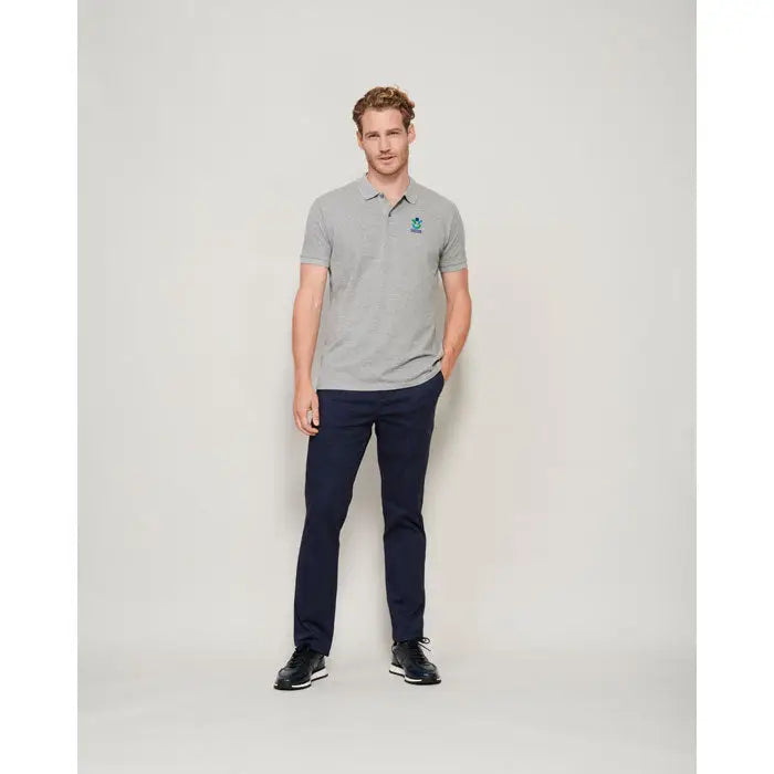 Bărbat purtând tricou polo planet men gri cu logo mic brodat pe piept din material de 170g
