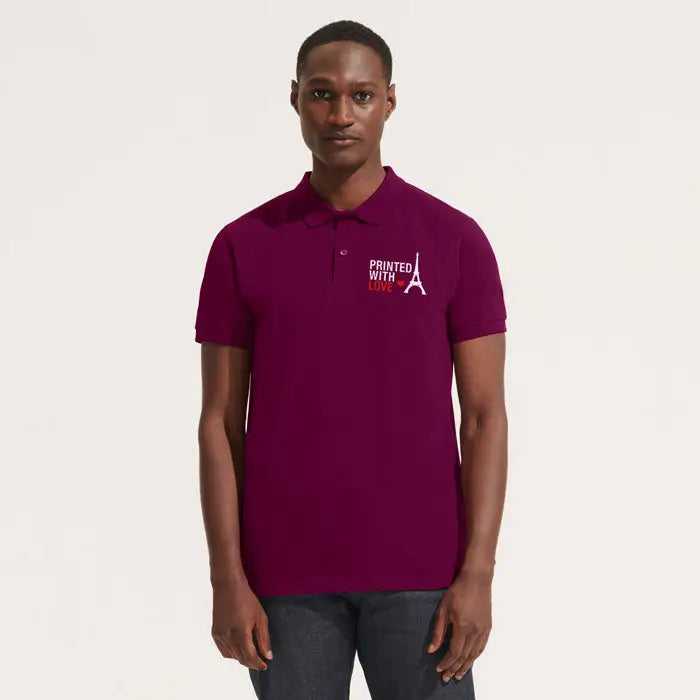 Polo maron planet men 170g cu broderie albă turnul eiffel și textul printed with love pe piept
