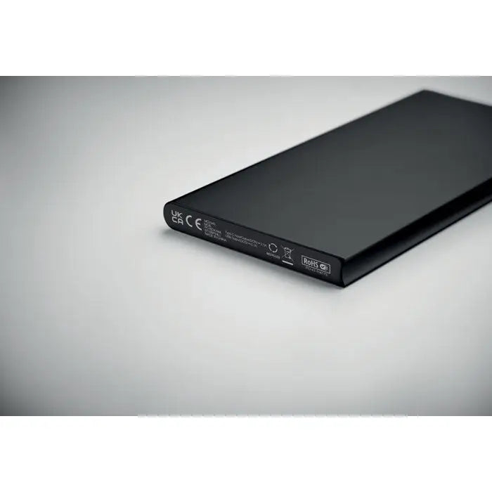 Power bank 8000 mAh negru dreptunghiular cu finisaj mat și etichete de certificare vizibile pe margine