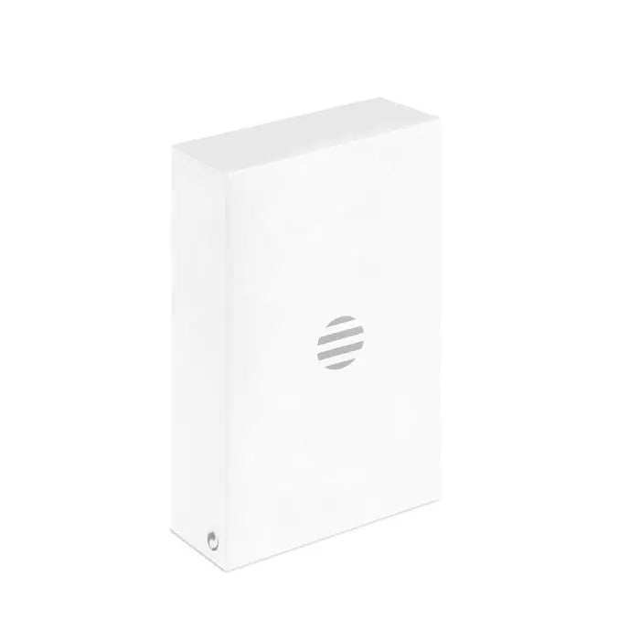 Cutie albă dreptunghiulară power bank wireless tip c cu logo minimalist gri rotund cu dungi orizontale