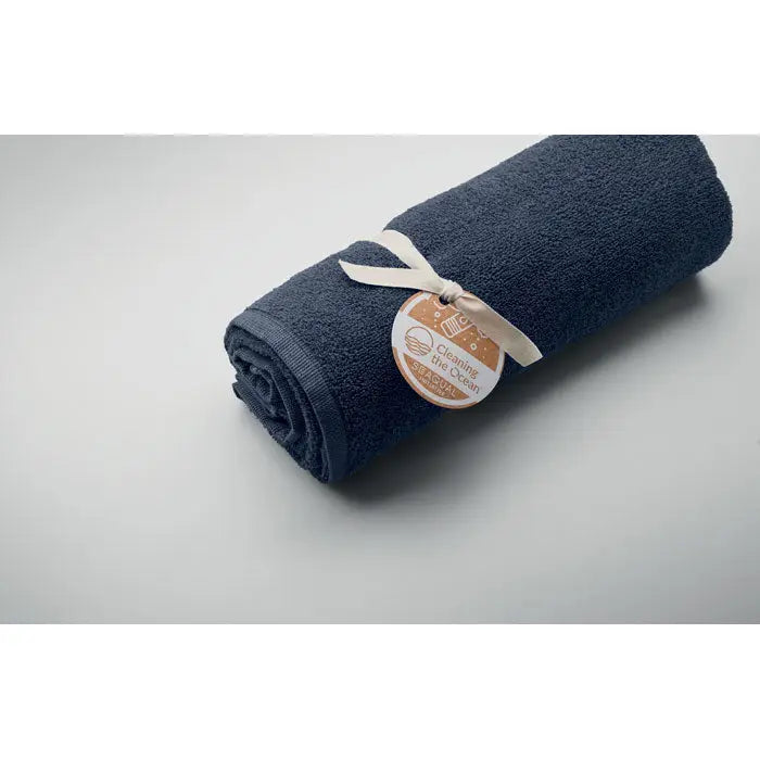 Prosop seaqual 70x140cm albastru navy din material pluș, rulat și legat cu panglică crem pentru baie elegantă
