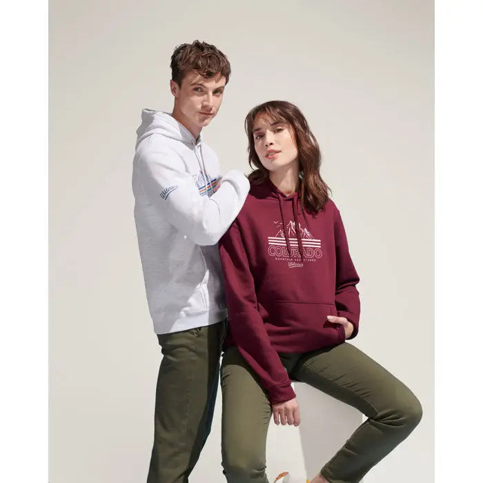 Pulover cu gluga snake maroon si alb cu design montan pentru plimbari in natura si activitati in aer liber