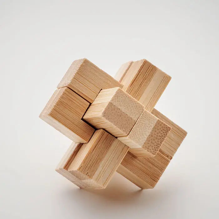 Puzzle de creier din bambus cu cub din lemn natur deschis la culoare si finisaj cu nervuri naturale