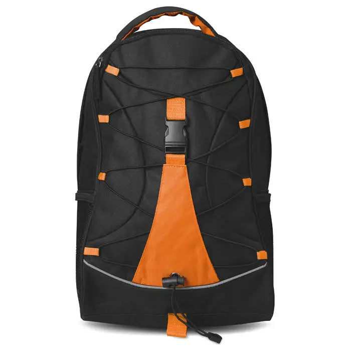 Rucsac de aventura negru si portocaliu cu panouri de plasa, curele webbing si banda reflectorizanta jos, vedere spate