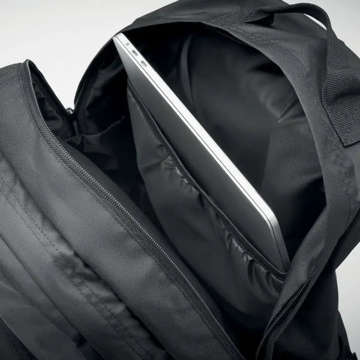 Rucsac pentru laptop 300d rpet negru din nylon cu laptop argintiu in compartimentul principal