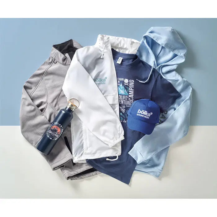 Sticlă de apă bleumarin cu capac auriu și logo circular cu munte pentru sapca de baseball din bumbac organic