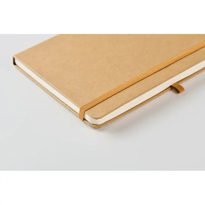 Set caiet a5 din hartie reciclata cu coperta minimalista din kraft si elastica bej pentru inchidere
