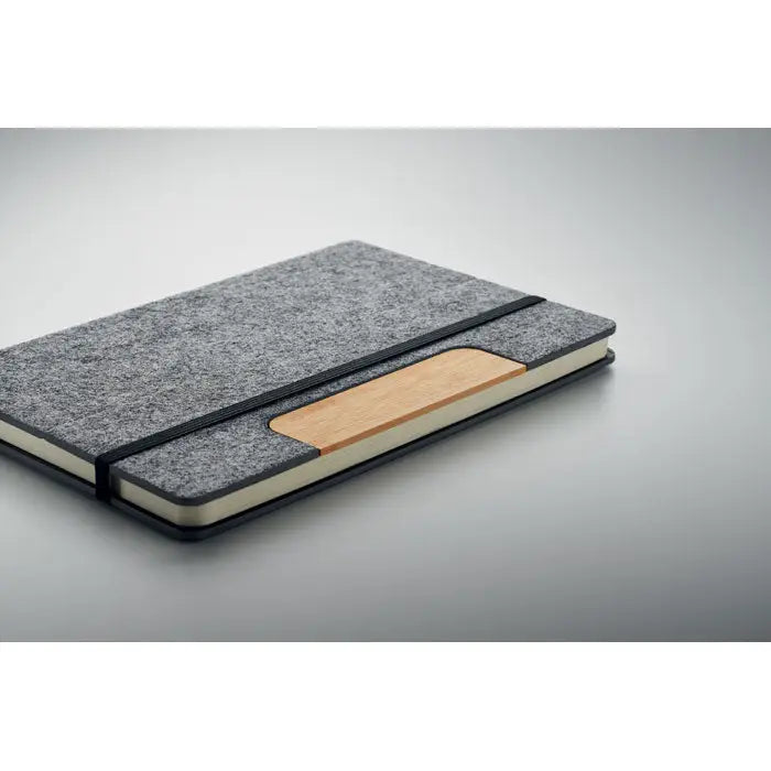 Set caiet a5 rpet gri din fetru cu semn de carte din lemn si elastic negru pentru fixare
