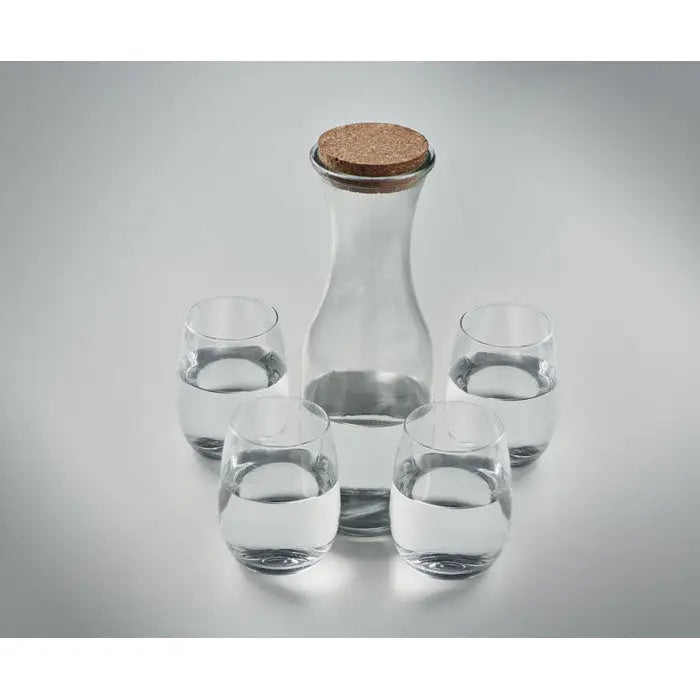 Set de bautura din sticla reciclata cu carafa transparenta si dop de pluta naturala insotita de patru pahare clare